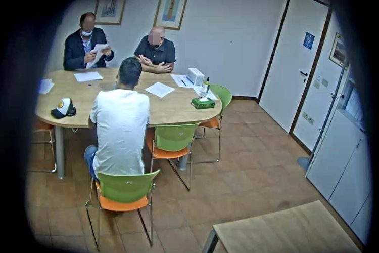 Un frame dell'esame per la conoscenza dell'italiano sostenuto all'Università per Stranieri di Perugia dal calciatore Luis Suarez