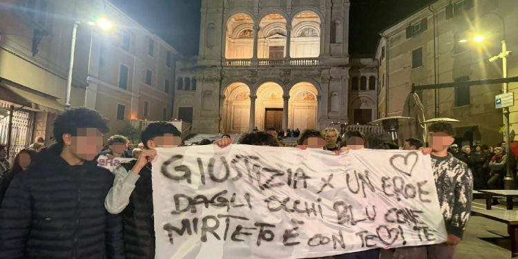 Un momento della fiaccola organizzata in ricordo di Giacomo Bongiorni