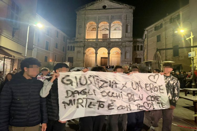 Un momento della fiaccola organizzata in ricordo di Giacomo Bongiorni