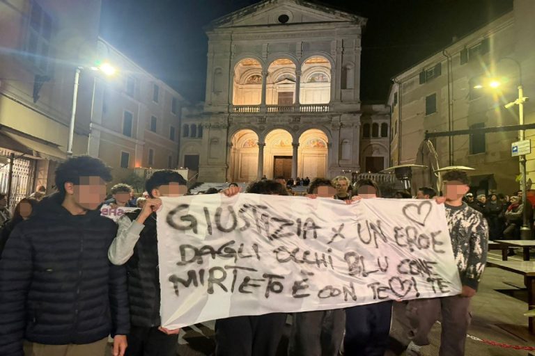 Un momento della fiaccola organizzata in ricordo di Giacomo Bongiorni