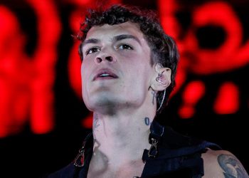 Un primo piano di Blanco