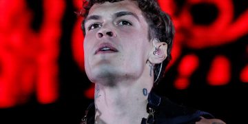 Un primo piano di Blanco