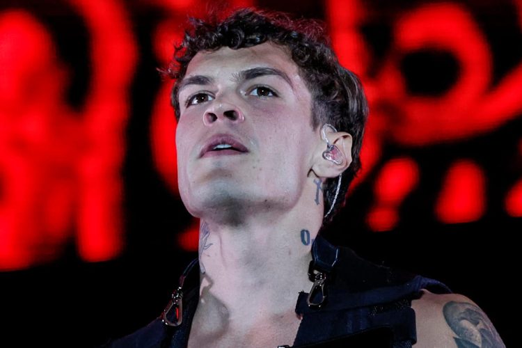 Un primo piano di Blanco