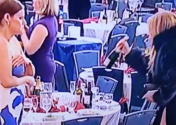 Spari alla Casa Bianca, alcuni dei presenti rubano bottiglie di vino invece di scappare