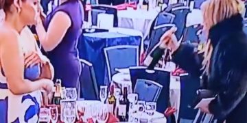 Spari alla Casa Bianca, alcuni dei presenti rubano bottiglie di vino invece di scappare
