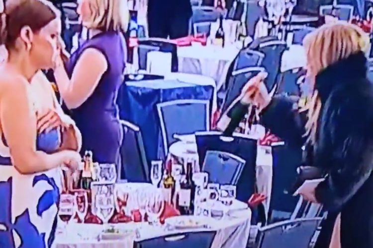 Spari alla Casa Bianca, alcuni dei presenti rubano bottiglie di vino invece di scappare