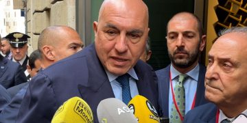 Crosetto: "Garantiremo il transito delle navi italiane a Bab el-Mandeb, non aspettiamo l’Ue"