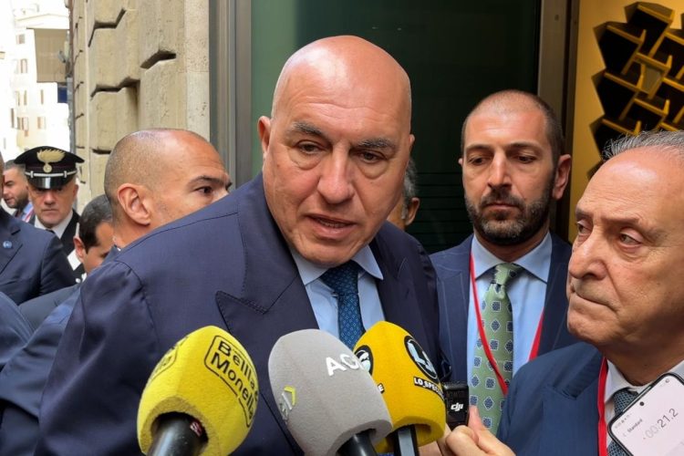 Crosetto: "Garantiremo il transito delle navi italiane a Bab el-Mandeb, non aspettiamo l’Ue"