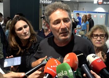 un uomo parla ai microfoni dei giornalisti