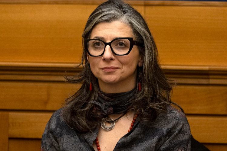 Ritratto di Francesca Albanese durante un intervento pubblico, immagine utilizzata in relazione al ripristino delle sanzioni imposte dagli Stati Uniti nei confronti della relatrice speciale ONU