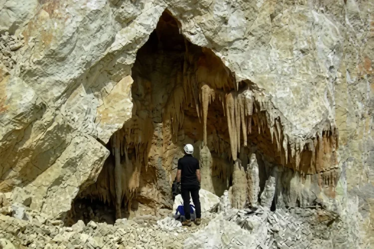 Grotta degli Orsi Volanti-1200x800.webp