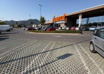 Il parcheggio in cui un 59enne è stato ferito da una fiocina