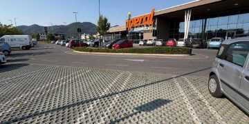 Il parcheggio in cui un 59enne è stato ferito da una fiocina