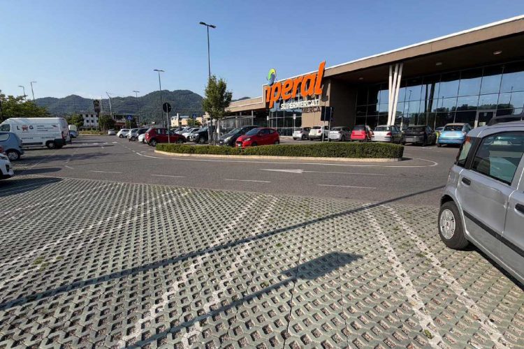 Il parcheggio in cui un 59enne è stato ferito da una fiocina