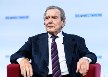 La Russia propone Gerhard Schroeder come mediatore con l'Ue