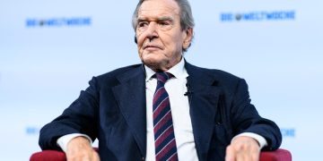 La Russia propone Gerhard Schroeder come mediatore con l'Ue
