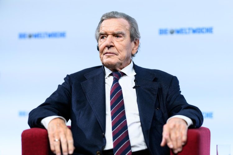 La Russia propone Gerhard Schroeder come mediatore con l'Ue