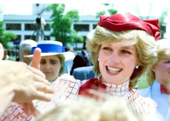 Lady Diana sorridente mentre saluta il pubblico durante un evento ufficiale negli anni Ottanta, immagine legata alla lettera privata sulla luna di miele con Carlo finita all’asta