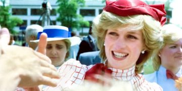 Lady Diana sorridente mentre saluta il pubblico durante un evento ufficiale negli anni Ottanta, immagine legata alla lettera privata sulla luna di miele con Carlo finita all’asta