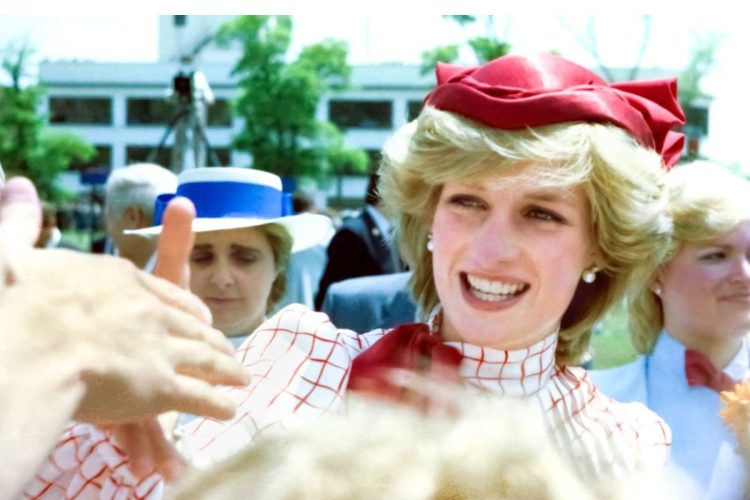 Lady Diana sorridente mentre saluta il pubblico durante un evento ufficiale negli anni Ottanta, immagine legata alla lettera privata sulla luna di miele con Carlo finita all’asta