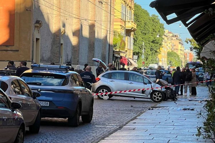 L'auto che ha travolto i passanti a Modena