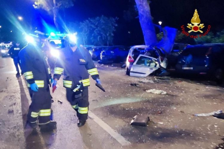 L'intervento dei vigili del fuoco dopo l'incidente stradale a Forlì