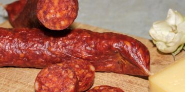 Immagine di una salsiccia piccante richiamata dal Ministero della Salute