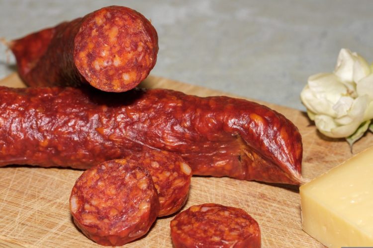 Immagine di una salsiccia piccante richiamata dal Ministero della Salute
