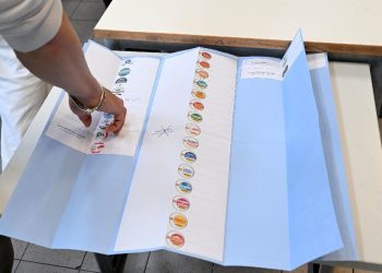 Scrutatori effettuano lo spoglio delle schede elettorali al termine delle elezioni comunali