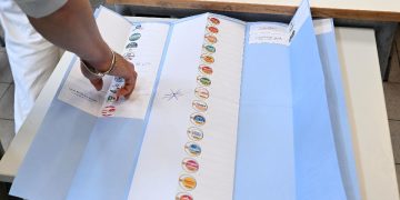 Scrutatori effettuano lo spoglio delle schede elettorali al termine delle elezioni comunali