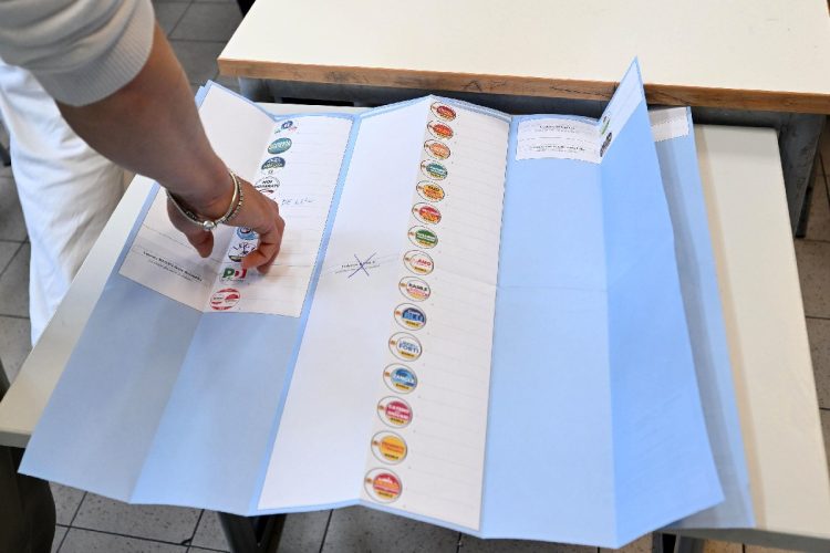 Scrutatori effettuano lo spoglio delle schede elettorali al termine delle elezioni comunali