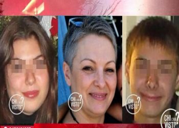 Una immagine di Sonia Bottacchiari con la figlia e il figlio