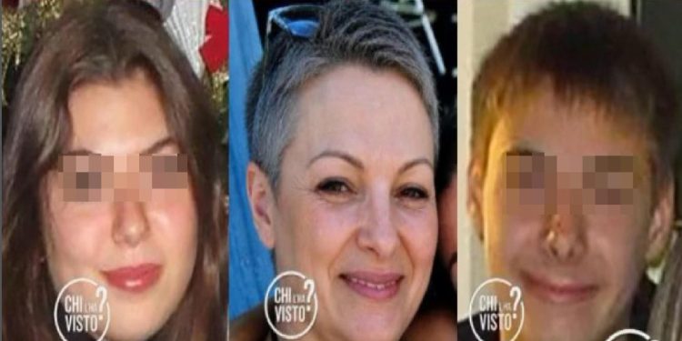 Una immagine di Sonia Bottacchiari con la figlia e il figlio