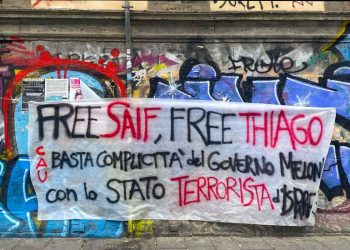 Uno striscione creato per chiedere la liberazione degli attivisti della Flotilla Thiago Avila e Saif Abukeshek