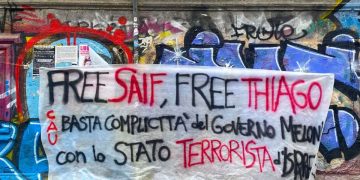 Uno striscione creato per chiedere la liberazione degli attivisti della Flotilla Thiago Avila e Saif Abukeshek