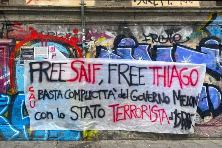 Uno striscione creato per chiedere la liberazione degli attivisti della Flotilla Thiago Avila e Saif Abukeshek