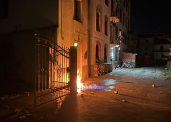 Le fiamme dell'attentato a Cappellari avvenuto davanti all'abitazione a Enego (Vicenza), giovane cronista vicentino impegnato nel raccontare la situazione di Caivano (Napoli)