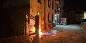 Le fiamme dell'attentato a Cappellari avvenuto davanti all'abitazione a Enego (Vicenza), giovane cronista vicentino impegnato nel raccontare la situazione di Caivano (Napoli)