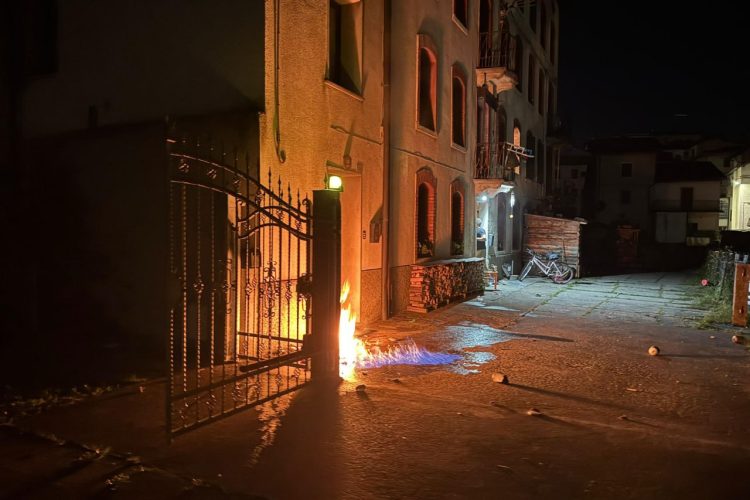 Le fiamme dell'attentato a Cappellari avvenuto davanti all'abitazione a Enego (Vicenza), giovane cronista vicentino impegnato nel raccontare la situazione di Caivano (Napoli)