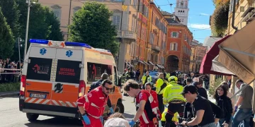 Auto falcia una decina di pedoni a Modena, ci sono feriti |