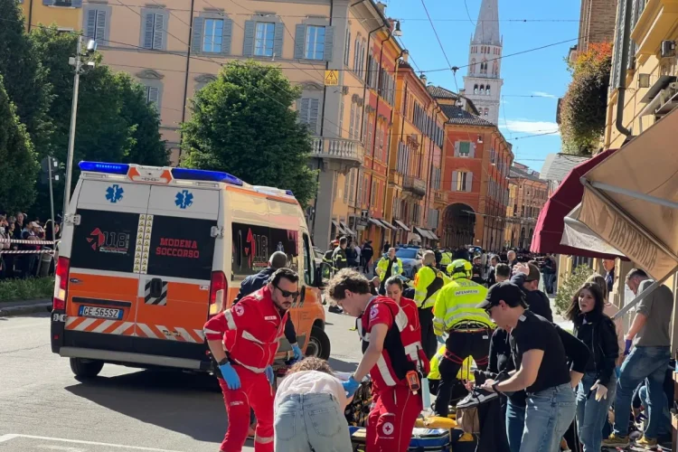 Auto falcia una decina di pedoni a Modena, ci sono feriti |
