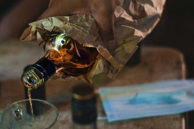 bottiglia-di-alcol-in-una-busta.jpg