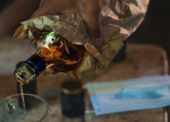 bottiglia-di-alcol-in-una-busta.jpg