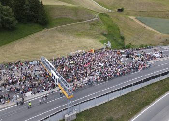 Manifestanti sull'autostrada del Brennero in Austria, 30 maggio 2026. ANSA/G.News