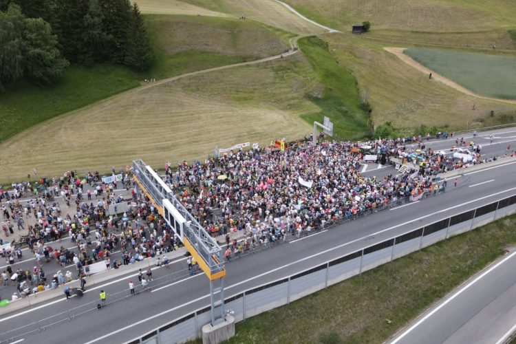 Manifestanti sull'autostrada del Brennero in Austria, 30 maggio 2026. ANSA/G.News