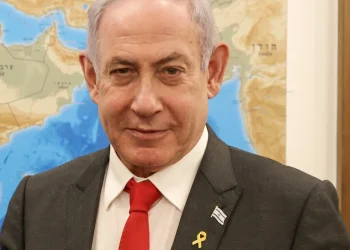Benjamin Netanyahu con spilla bandiera israeliana e fiocco giallo
