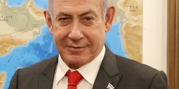 Benjamin Netanyahu con spilla bandiera israeliana e fiocco giallo