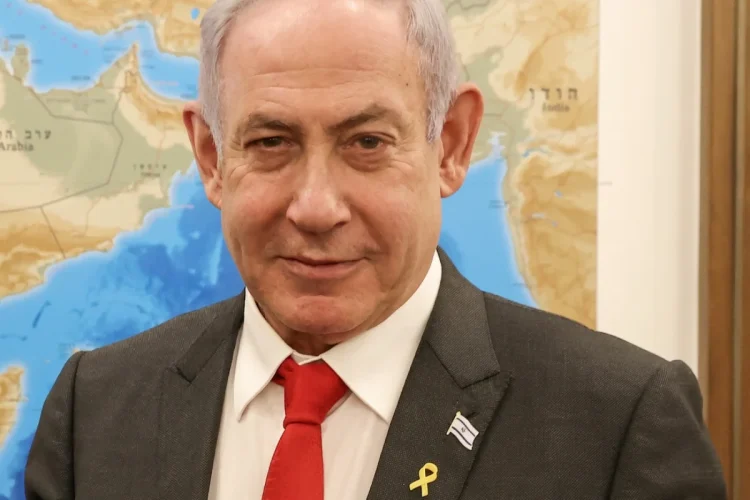 Benjamin Netanyahu con spilla bandiera israeliana e fiocco giallo