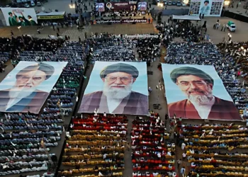 Vasta folla sciiti riunita a Karachi con grandi ritratti Ali Khamenei