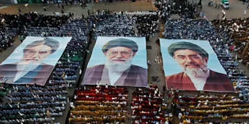 Vasta folla sciiti riunita a Karachi con grandi ritratti Ali Khamenei